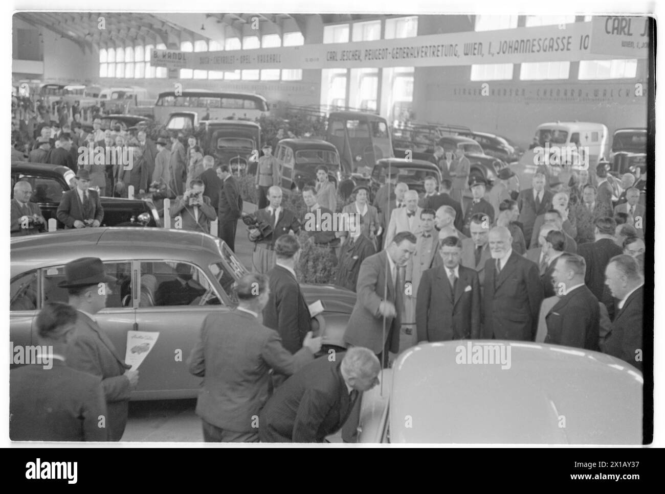 Esposizione di auto, vista contro i numerosi visitatori, lasciata in primo piano del sindaco viennese grano e Bundeskanzler Figl, 01.05.1948 - 19480501 PD0126 - Rechteinfo: Diritti gestiti (RM) Foto Stock