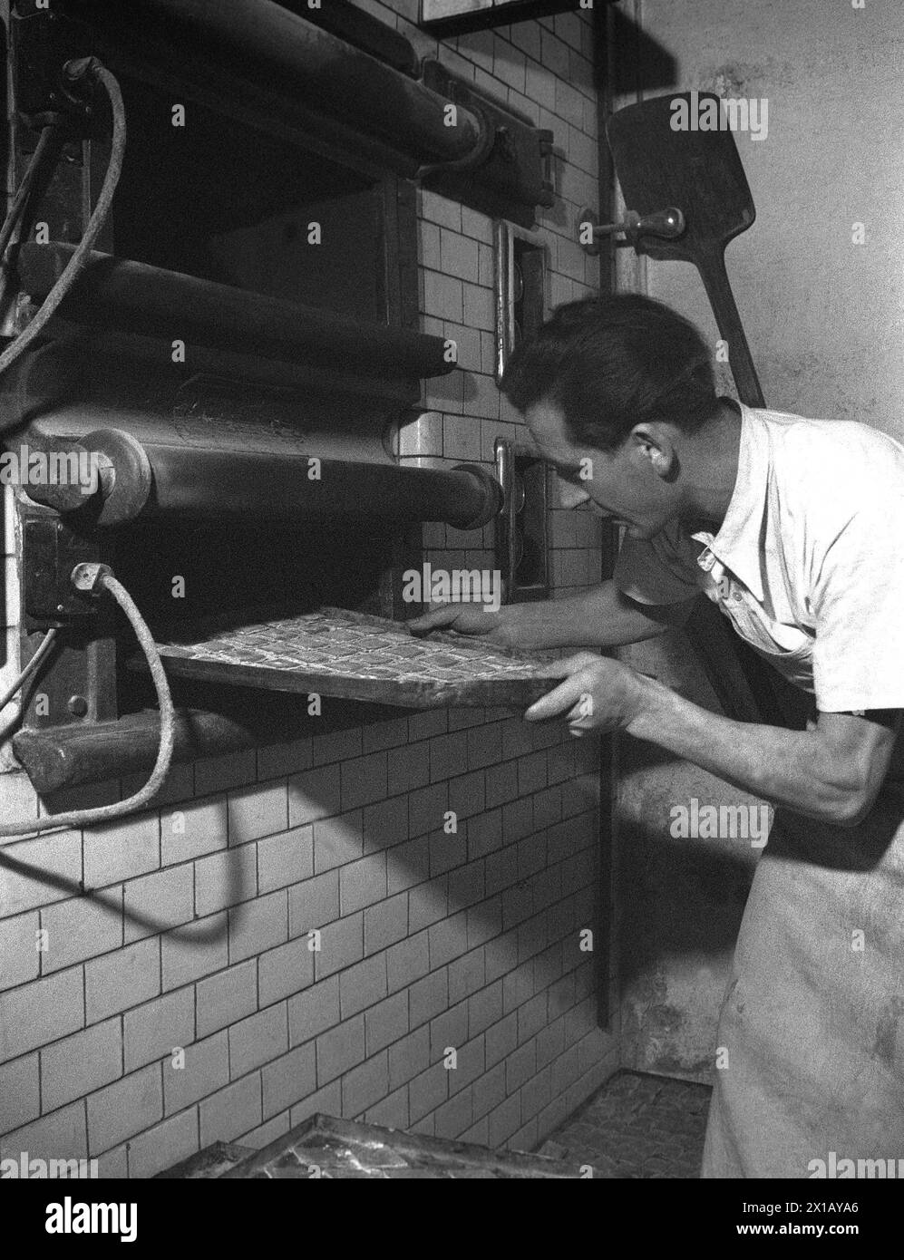 Pan di zenzero, panetteria del Johann Hasenhuettl a Graz-Sankt Peter. Teglia da forno che diventa sul bordo del forno, 08.12.1948 - 19481208 PD0004 - Rechteinfo: Rights Managed (RM) Foto Stock