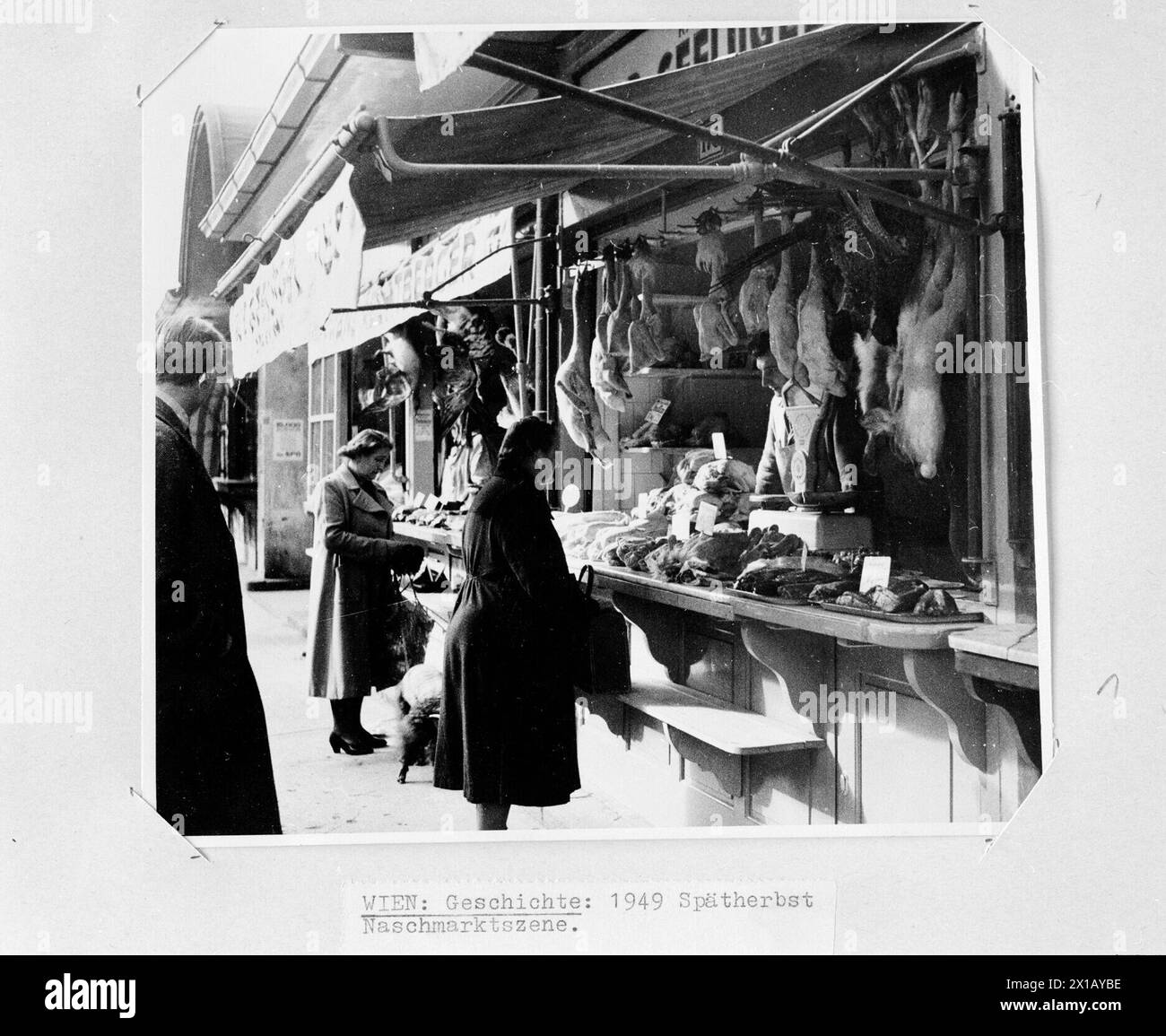 Vienna 6, Naschmarkt, scena dello shopping alla fine dell'autunno 1949, 1949 - 19490101 PD3253 - Rechteinfo: Rights Managed (RM) Foto Stock