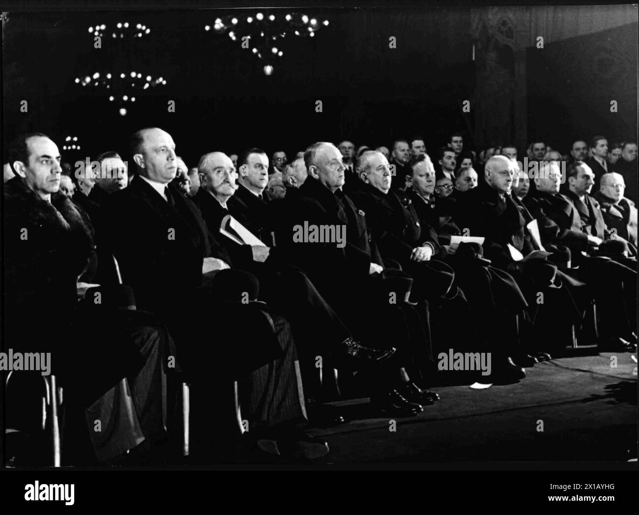 Addio del Presidente federale Renner, membri del governo federale al discorso d'addio del Cancelliere federale Figl. E a. Kunschak, Schaerf, casco, scavo, 05.01.1950 - 19500105 PD0004 - Rechteinfo: Rights Managed (RM) Foto Stock