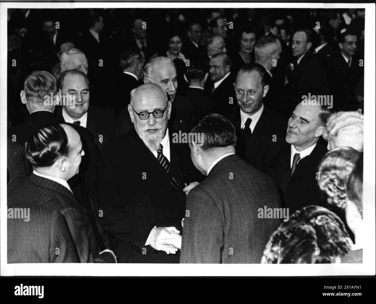 80. Compleanno Presidente federale Renner, Renner nell'ocassione un atto cerimoniale nella sala da concerto viennese nell'orbita del suo collega, all'inizio ministro della giustizia Tschadek., 14.12.1950 - 19501214 PD0006 - Rechteinfo: Diritti gestiti (RM) Foto Stock
