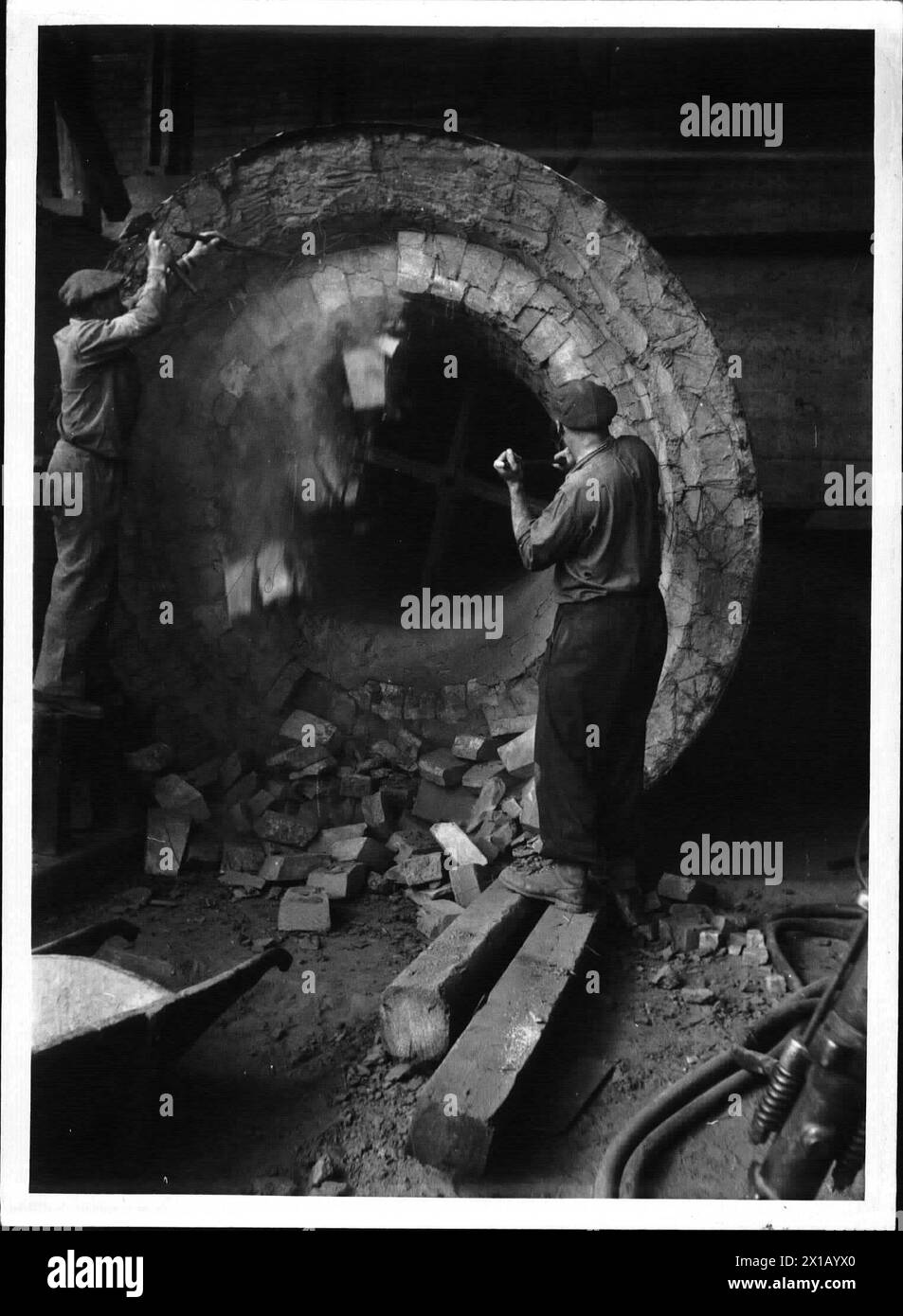 Secondo gush of the Pummerin - worker at tear down of the Nucleus, 06.09.1951 - 19510906 PD0024 - Rechteinfo: Rights Managed (RM) Foto Stock