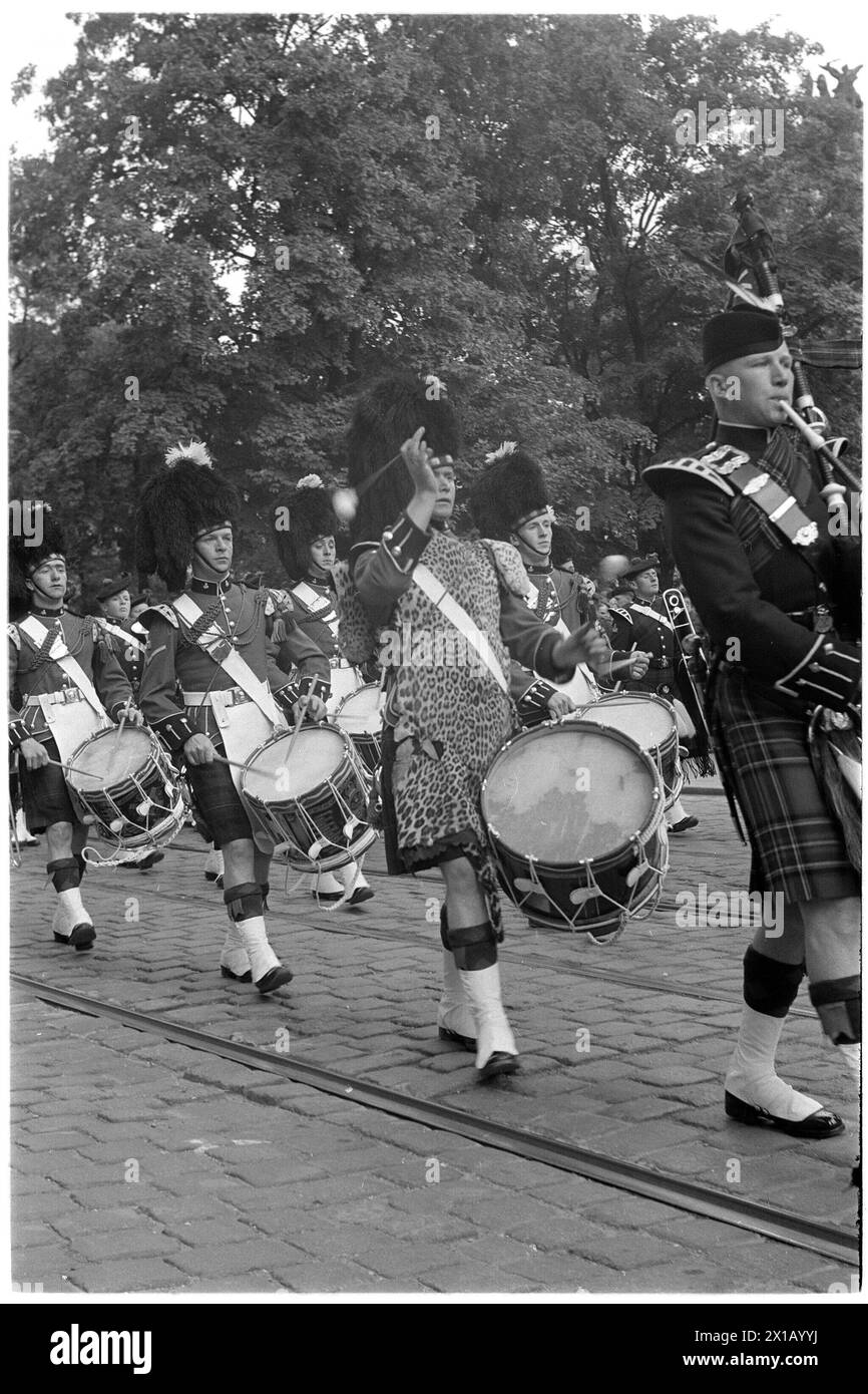 Periodo di occupazione in Austria, sfilata del "Highlander della regina¿" sulla Ringstrasse viennese, 1952 - 19520101 PD2046 - Rechteinfo: Diritti gestiti (RM) Foto Stock