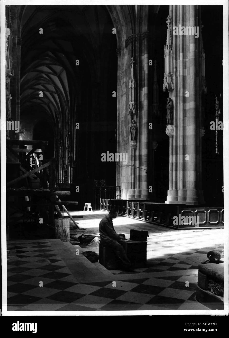 La via Viennese Cattedrale di Stephan - cantiere nella cattedrale interna, lavoratore seduto su un hutch e spuntino forzato, quadro ai lati, 1952 - 19520101 PD4010 - Rechteinfo: Rights Managed (RM) Foto Stock
