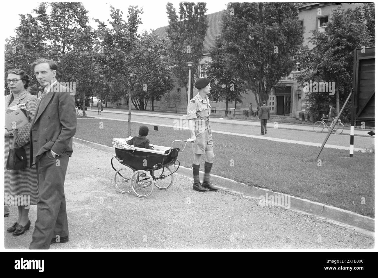 Periodo di occupazione in Austria, soldato britannico in/dell'esercito occupante con carrozza e bambino, 1952 - 19520101_PD2044 - Rechteinfo: Diritti gestiti (RM) Foto Stock