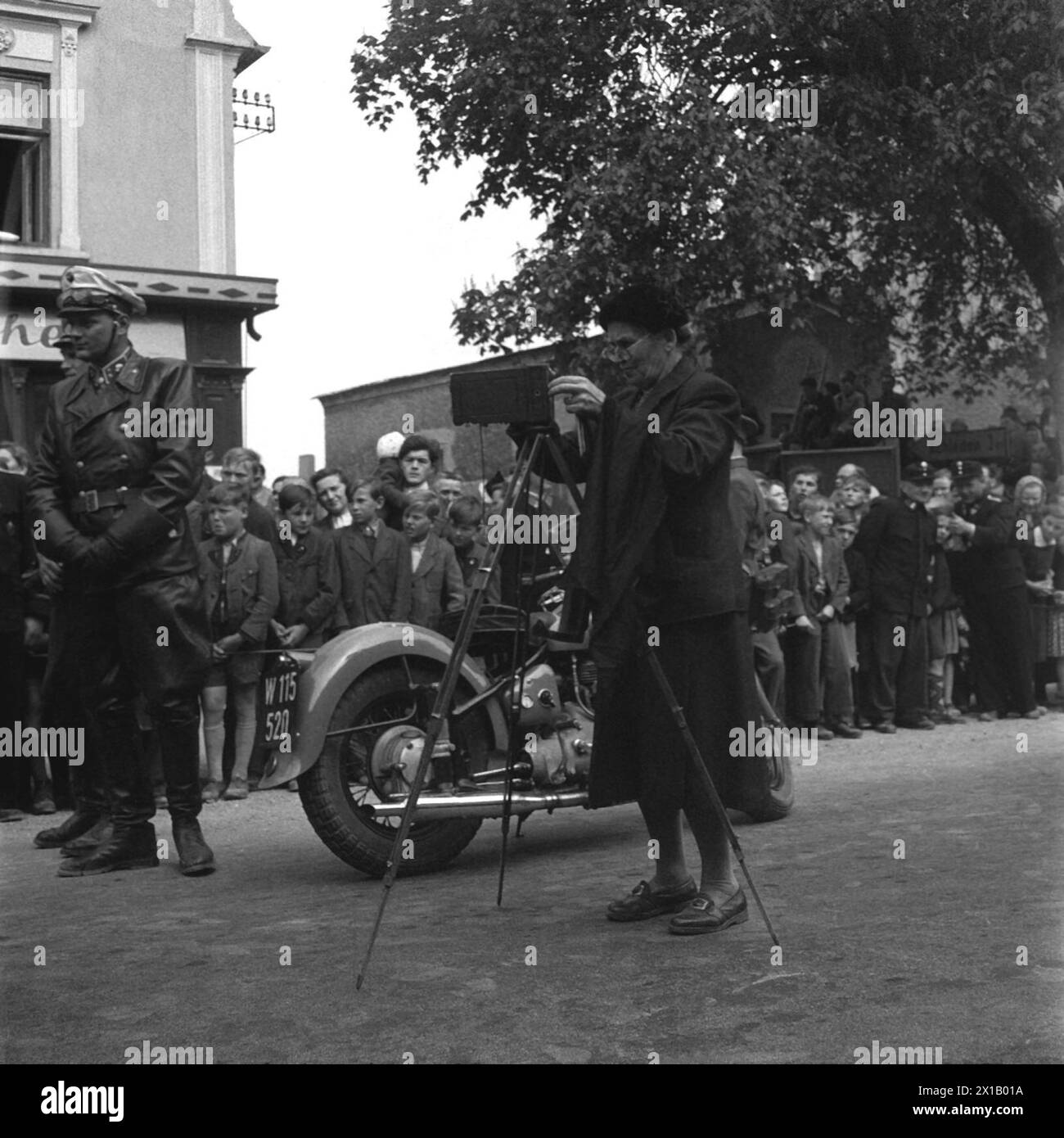 Trasporto della Pummerin da Linz a Vienna, sulla piazza principale di Erlauf: Fotografo per strada, 25.04.1952 - 19520425 PD0019 - Rechteinfo: Diritti gestiti (RM) Foto Stock