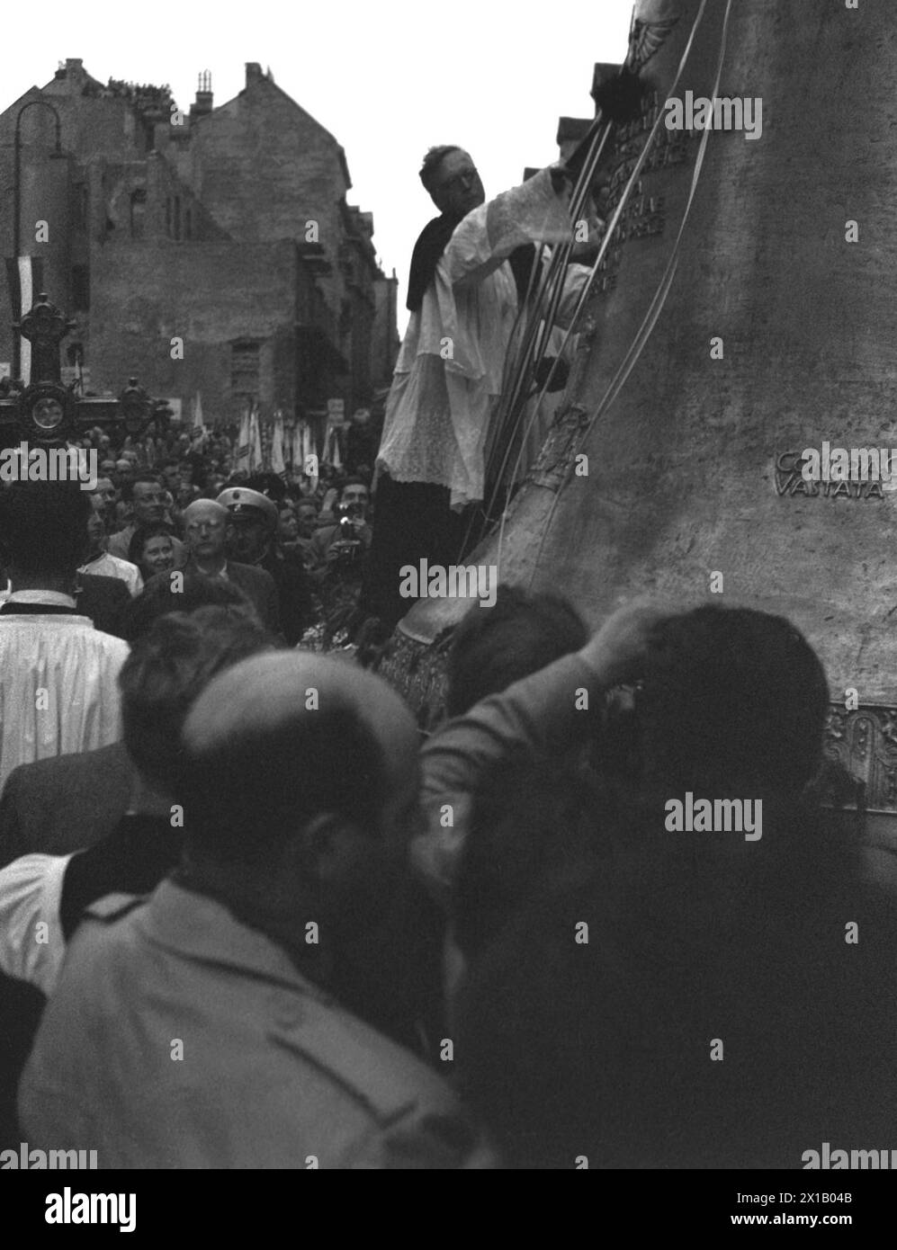 Trasporto della Pummerin di Linz a Vienna, sulla piazza principale di Erlauf. Benedizione il campanello per strada, 25.04.1952 - 19520425 PD0030 - Rechteinfo: Diritti gestiti (RM) Foto Stock