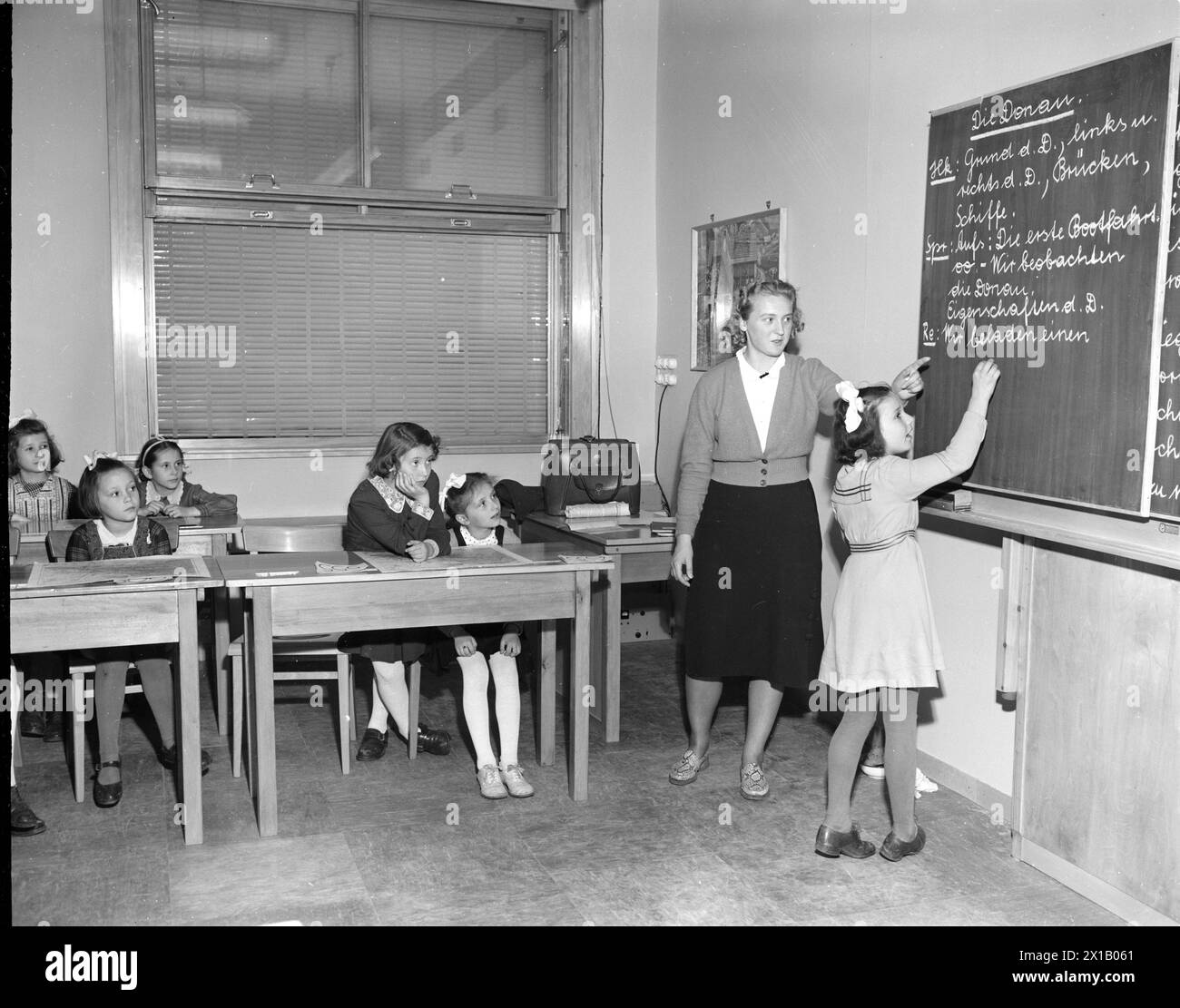Insegnamento in una classe femminile di una scuola elementare, 28.05.1952 - 19520528 PD0010 - Rechteinfo: Diritti gestiti (RM) Foto Stock