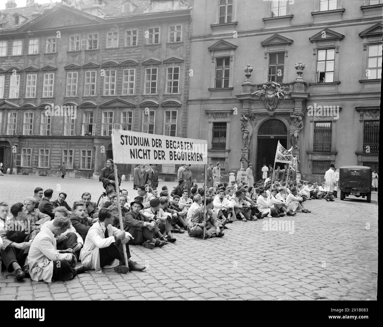 Manifestazione, manifestazione di protesta degli studenti viennesi contro l'esaltazione della tassa scolastica. Sciopero seduto di fronte al ministero dell'istruzione, 02.10.1952 - 19521002 PD0031 - Rechteinfo: Diritti gestiti (RM) Foto Stock