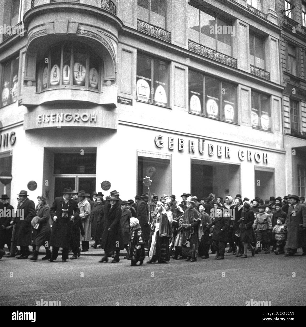 Caroler, caroler del rettorato viennese "Maria Treu", trascinamento al Palazzo arcivescovile, 06.01.1953 - 19530106 PD0006 - Rechteinfo: Diritti gestiti (RM) Foto Stock