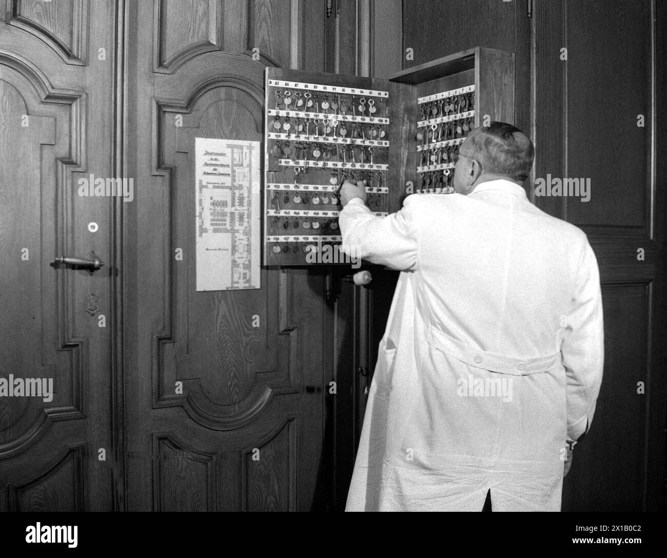 Biblioteca universitaria, dipartimento di cultura dell'ambasciata americana donare il libro della biblioteca universitaria in lingua inglese. Celebrazione in occasione della presentazione nella piccola sala da ballo, 23.04.1953 - 19530423 PD0003 - Rechteinfo: Diritti gestiti (RM) Foto Stock