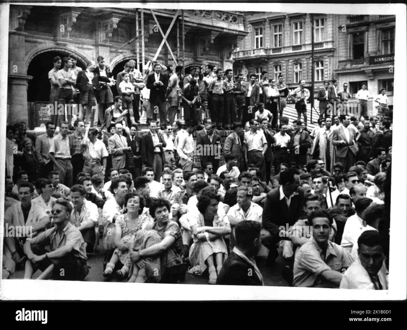 Sciopero degli studenti a Vienna, sciopero seduto davanti all'opera di stato, 24.06.1953 - 19530624 PD0009 - Rechteinfo: Diritti gestiti (RM) Foto Stock