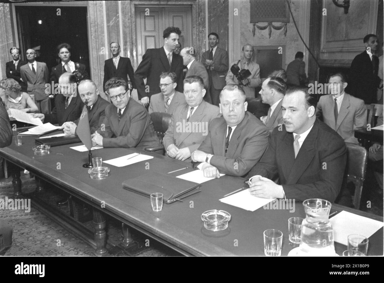 Conferenza degli ambasciatori, conferenza dell'ambasciatore per il trattato nella costruzione del Consiglio degli alleati, URSS, immagine di gruppo, reporter, dati sui tavoli di conferenza, 1955 - 19550101 PD4770 - Rechteinfo: Diritti gestiti (RM) Foto Stock