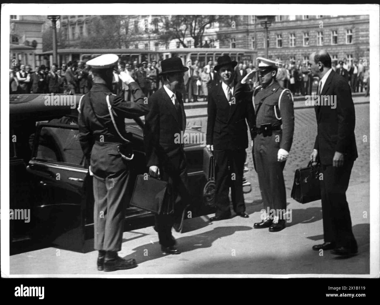 Conferenza degli ambasciatori, conferenza degli ambasciatori a Vienna al culmine dei negoziati per un trattato austriaco, Vienna, dal 2 al 12 maggio 1955. L'ambasciatore degli Stati Uniti, Thompson uscì dall'auto, 01.05.1955 - 19550501 PD0100 - Rechteinfo: Rights Managed (RM) Foto Stock