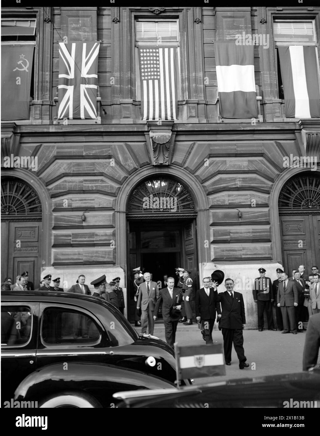 Conferenza dei ministri degli Esteri in tutta l'Austria, conferenza dei ministri degli Esteri attraverso il trattato austriaco nella casa dell'industria a Schwarzenbergplatz a Vienna. Missione austriaca con Leopold Figl, 14.05.1955 - 19550514 PD0005 - Rechteinfo: Rights Managed (RM) Foto Stock