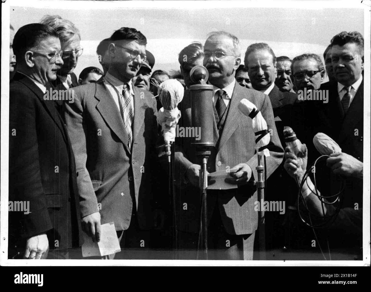 Trattato, arrivo del ministro degli Esteri russo Molotov alla firma del trattato di Stato, accoglienza di Figl, Molotov mantenimento di un'orazione sul campo di aviazione di Schwechat, segretario permanente Kreisky e avvocato della missione, 14.05.1955 - 19550514 PD0027 - Rechteinfo: Diritti gestiti (RM) Foto Stock
