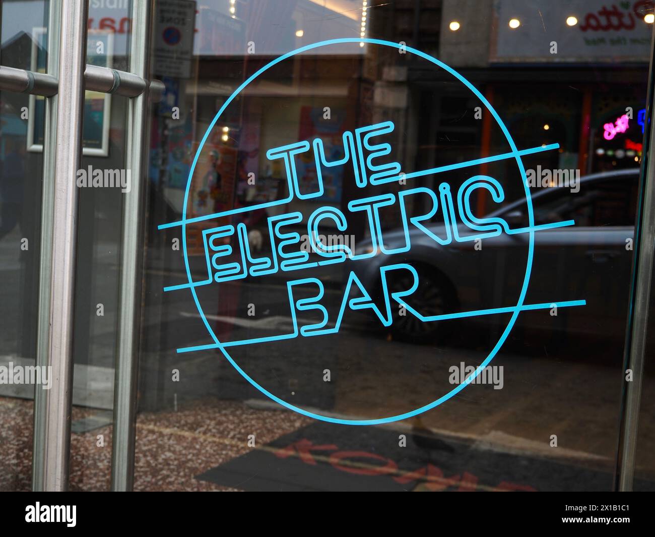 Insegna blu elettrico al neon per l'Electric Bar situato in Komedia, Westgate Street, Bath Somerset. Foto Stock