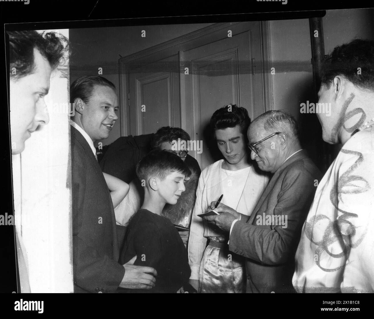 Thornton Wild, momento girato a Vienna-Visit durante la firma per Miss J. M. Helgason nella Viennese Amerika Haus, 18.11.1955 - 19551118 PD0002 - Rechteinfo: Diritti gestiti (RM) Foto Stock