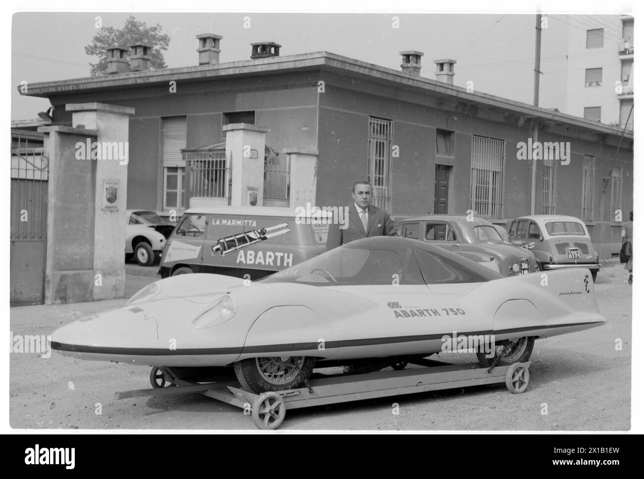 Carlo Abarth davanti al leggendario Abarth 750, 1956 - 19560101 PD5493 - Rechteinfo: Rights Managed (RM) Foto Stock