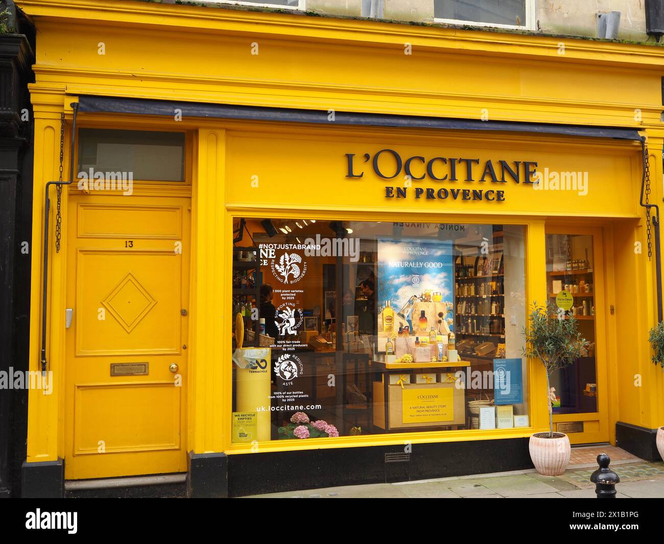 La facciata del negozio giallo dell'Occitane en Provence in Westgate Street, Bath, offre prodotti naturali per la cura della pelle e cosmetici biologici Foto Stock