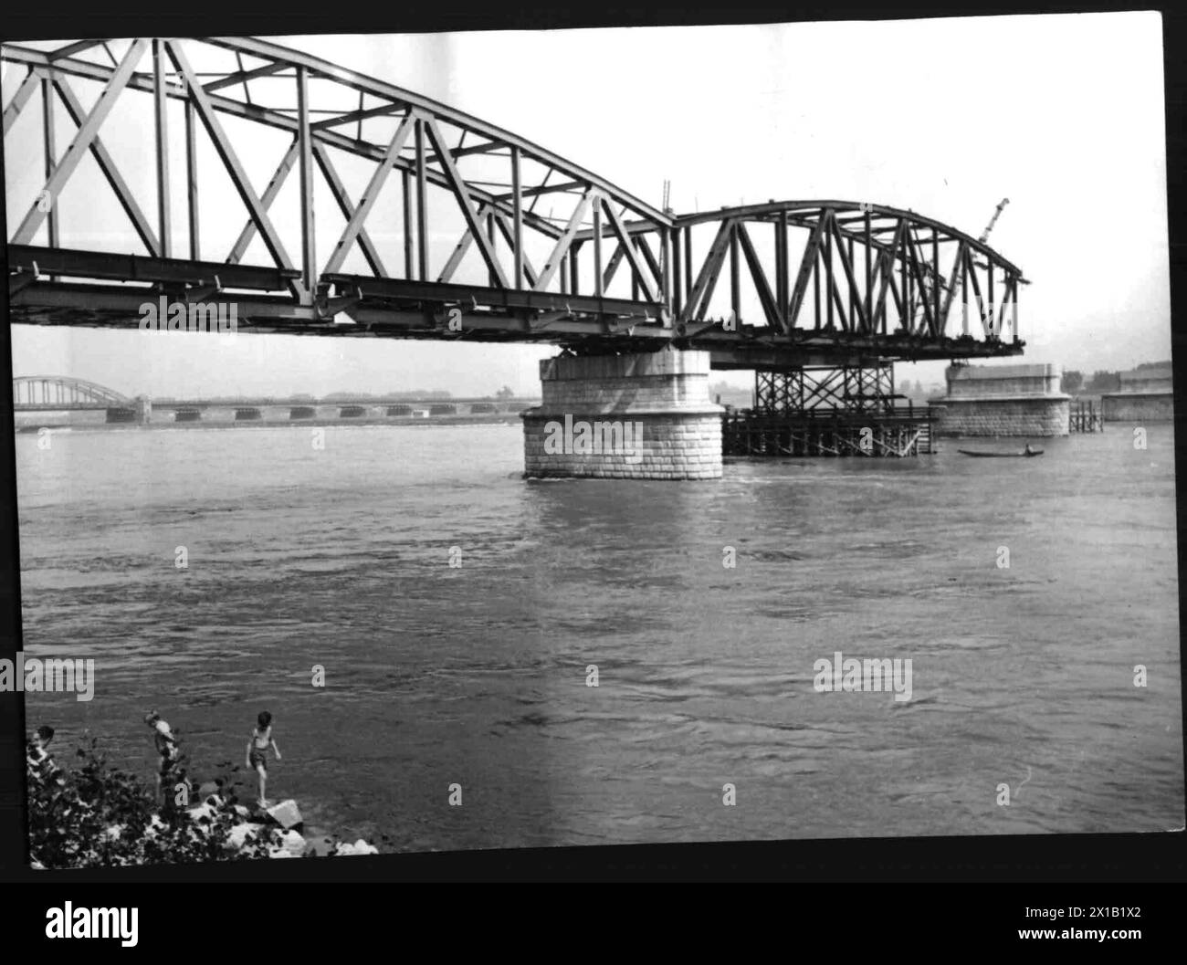 Ricostruzione del Nordbahnbruecke (ponte Nordbahn), vista dalla banchina commerciale, 1958 - 19580101 PD2442 - Rechteinfo: Rights Managed (RM) Foto Stock