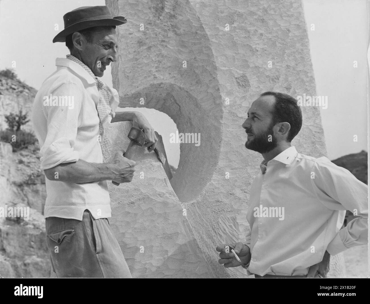 Jacques Moeschal in una conversazione con Heinrich Deutsch, Moeschal in piedi, martello e punta in mano, alla Senna (fiume) lavoratori magri, Deutsch in piedi davanti a lui e guardando verso l'alto., 1959 - 19590101 PD2647 - Rechteinfo: Diritti gestiti (RM) Foto Stock