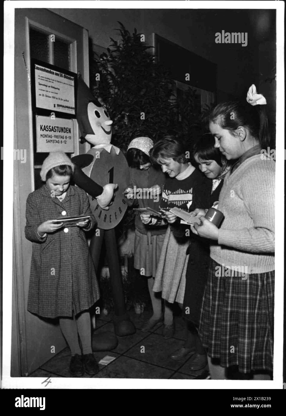 International Saving Day, Children with her Savings Bank book and money boxes and the 'Sparefroh', 1960 - 19600101 PD4499 - Rechteinfo: Rights Managed (RM) Foto Stock