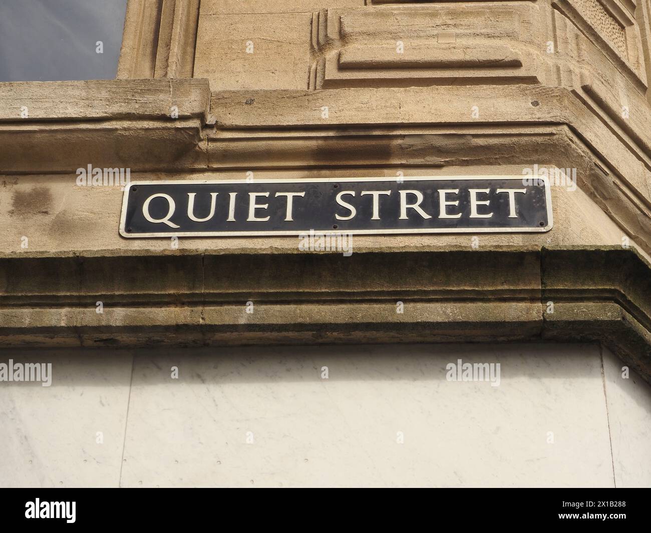 Cartello con il nome della strada "Quiet Street" montato sull'edificio in pietra georgiana a Bath, Somerset. Foto Stock