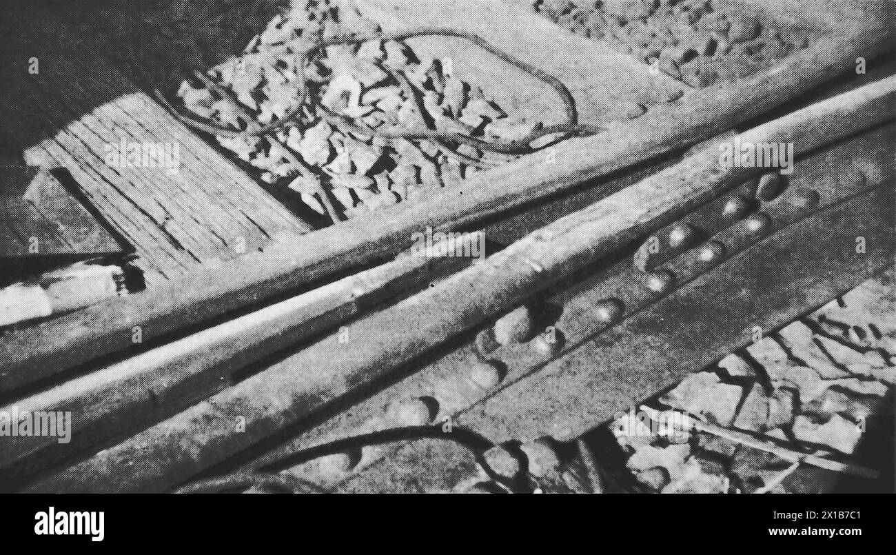 Primo piano di un attraversamento della rotaia riparato dal processo quasi-Arc. Da una pubblicazione originale datata 15 maggio 1924, questo aiuta a dare un'idea del trasporto pubblico, e in particolare delle ferrovie, degli anni '1920 Foto Stock