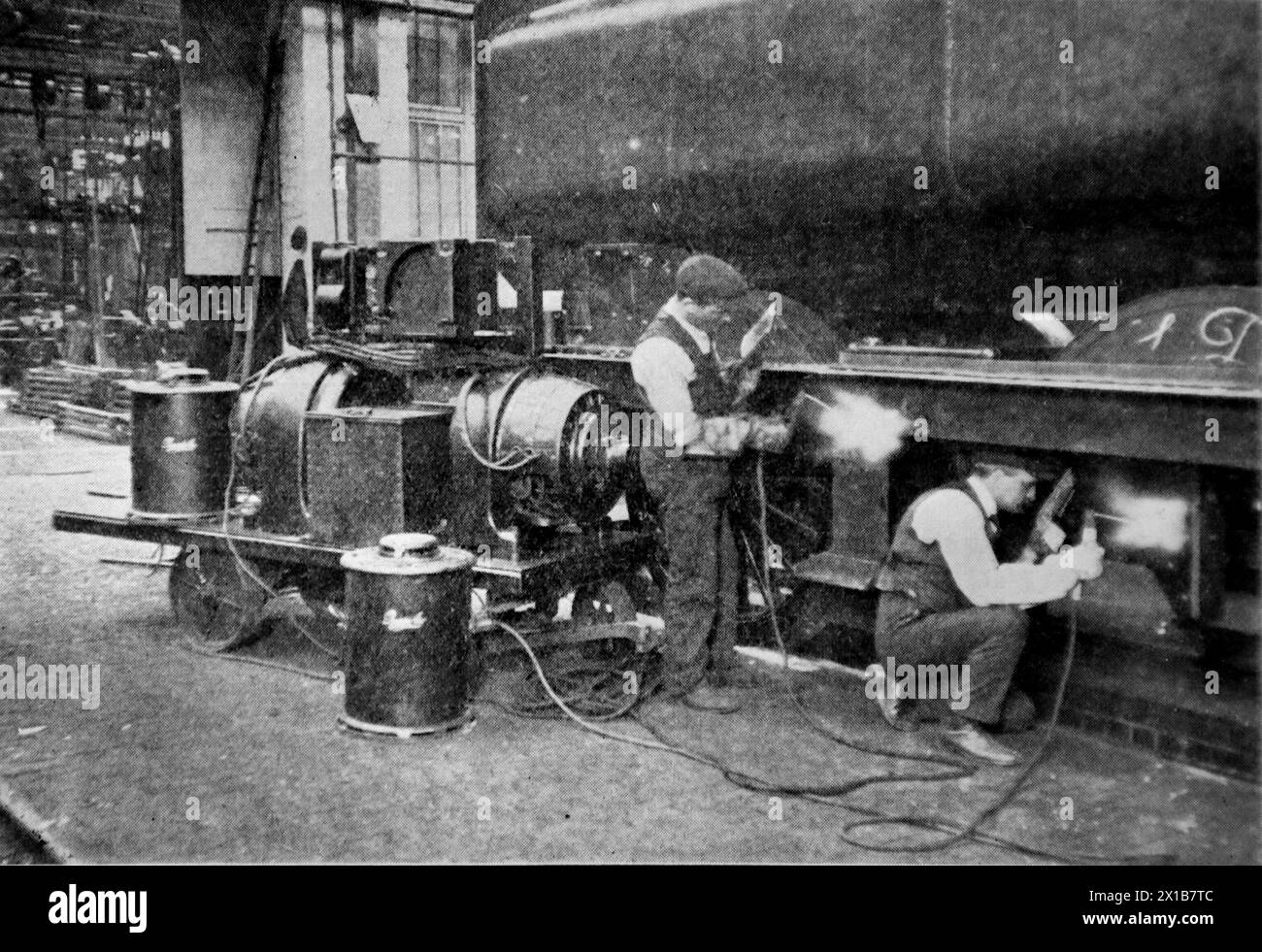 Riparazione del telaio di una locomotiva con un impianto portatile quasi-Arc. Da una pubblicazione originale datata 15 maggio 1924, questo aiuta a dare un'idea del trasporto pubblico, e in particolare delle ferrovie, degli anni '1920 Foto Stock