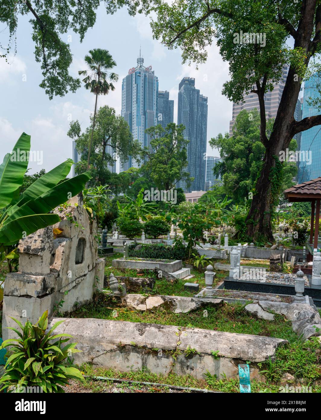 Kuala Lumpur, Malesia - 16 aprile 2023: Nascosta al largo di Jln Ampang e divisa da Kampung Baru da un'autostrada, è uno dei più antichi luoghi di sepoltura musulmani di Kuala Lumpur. IO Foto Stock