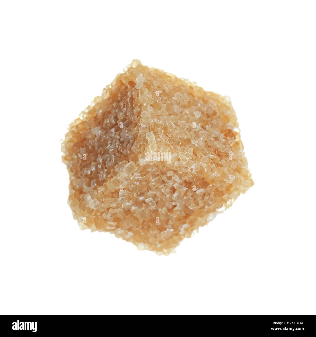 Un cubetto di zucchero di canna isolato su bianco Foto Stock