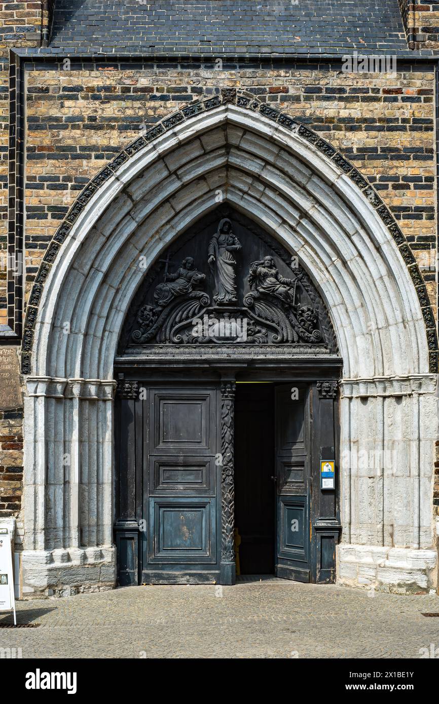 Portale principale della Chiesa di Santa Maria nella storica città vecchia di Rostock, Meclemburgo-Pomerania Occidentale, Germania. Foto Stock