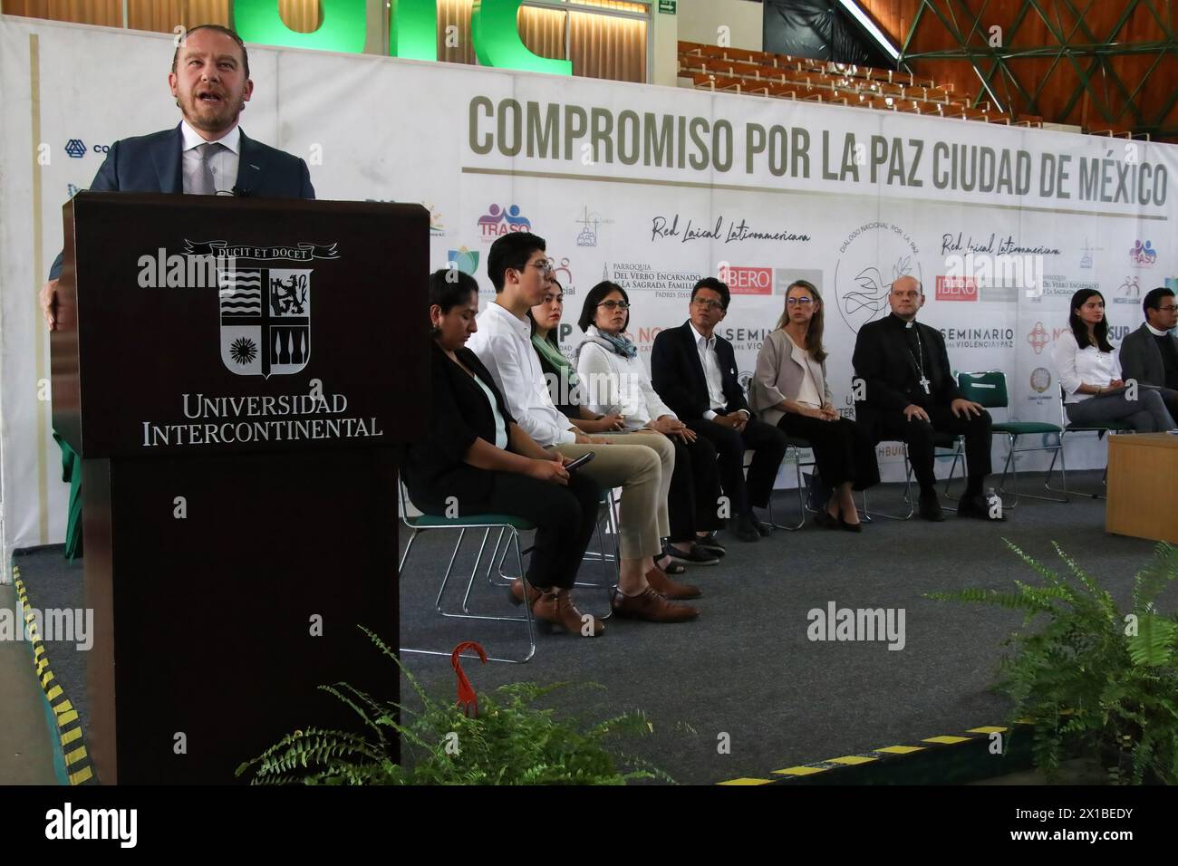 Il candidato a capo del governo di città del Messico per la coalizione "va X la Ciudad de Mexico", Santiago Taboada, parla durante l'evento di firma dell'impegno per la pace. Strategie di politica pubblica per la pace di città del Messico organizzate dalla Conferenza dell'Episcopato messicano, dalla Provincia messicana della compagnia di Gesù, dalla Conferenza dei maggiori superiori religiosi del Messico, dalla dimensione episcopale dei Laici, dalle università, chiese e varie organizzazioni della società civile presso l'Università Intercontinentale (UIC). Foto Stock