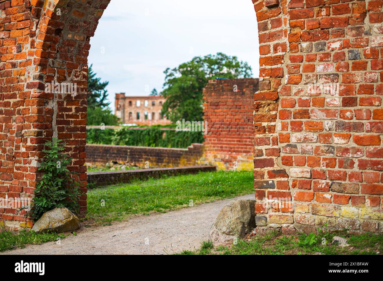 Porta medievale in rovina, ingresso al parco di Dargun Manor e monastero, distretto del lago di Meclemburgo, Meclemburgo-Pomerania occidentale, Germania. Foto Stock