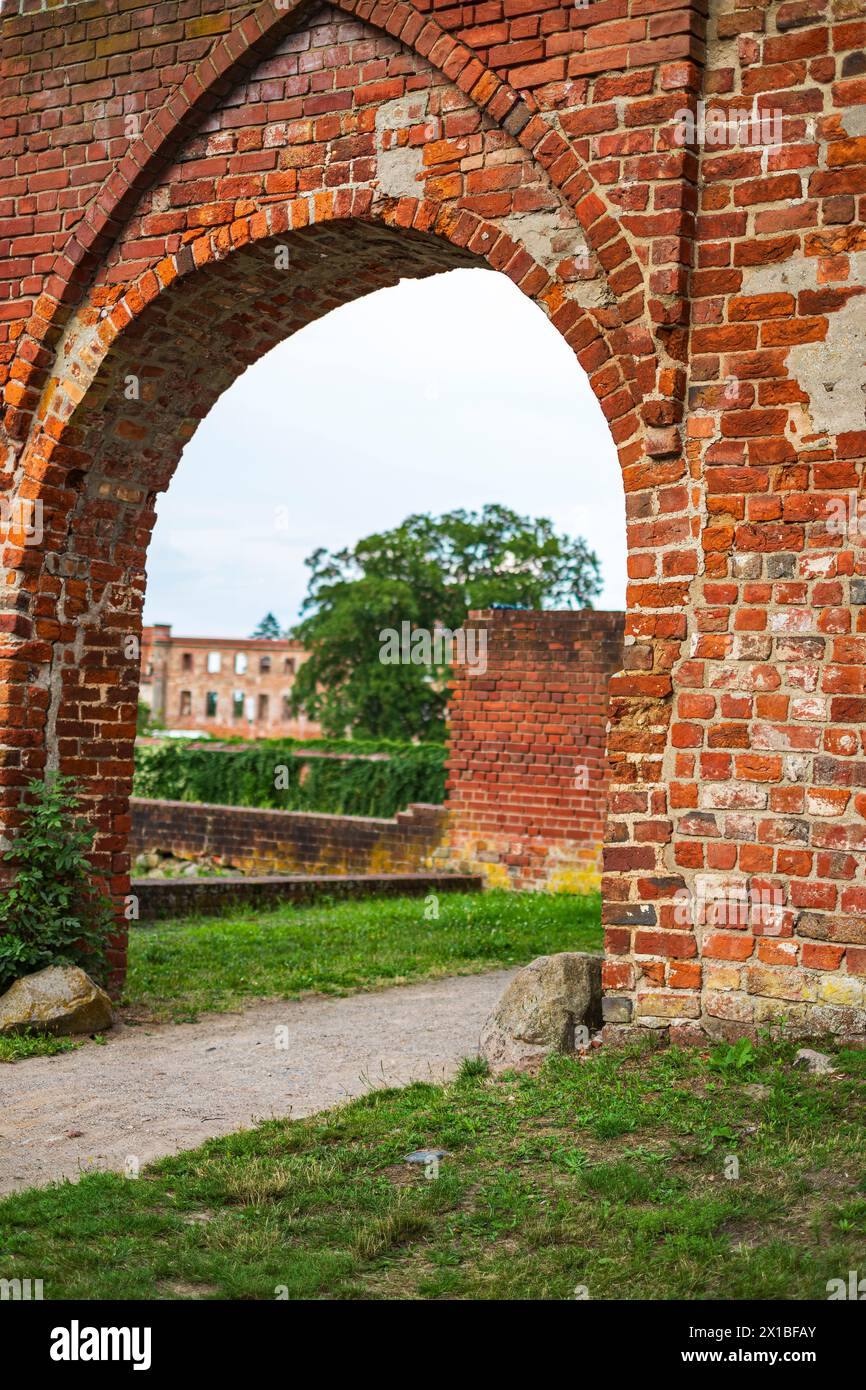 Porta medievale in rovina, ingresso al parco di Dargun Manor e monastero, distretto del lago di Meclemburgo, Meclemburgo-Pomerania occidentale, Germania. Foto Stock