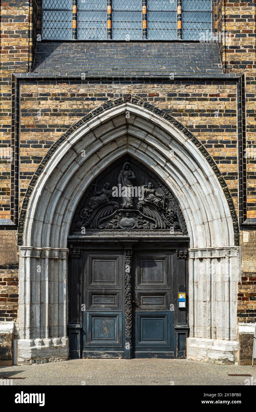 Portale principale della Chiesa di Santa Maria nella storica città vecchia di Rostock, Meclemburgo-Pomerania Occidentale, Germania. Foto Stock
