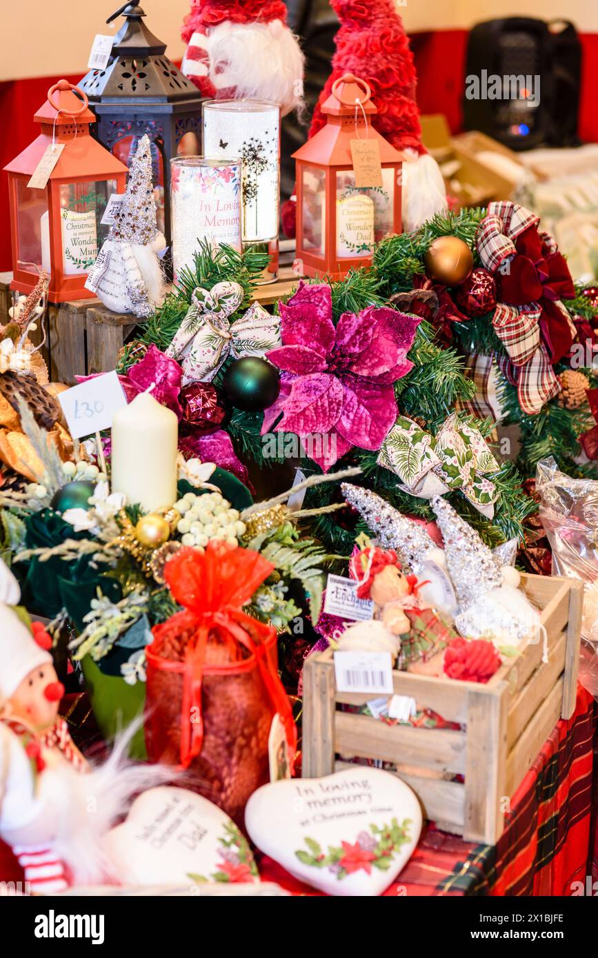 Decorazioni natalizie fatte a mano in vendita in un mercatino di artigianato natalizio. Foto Stock