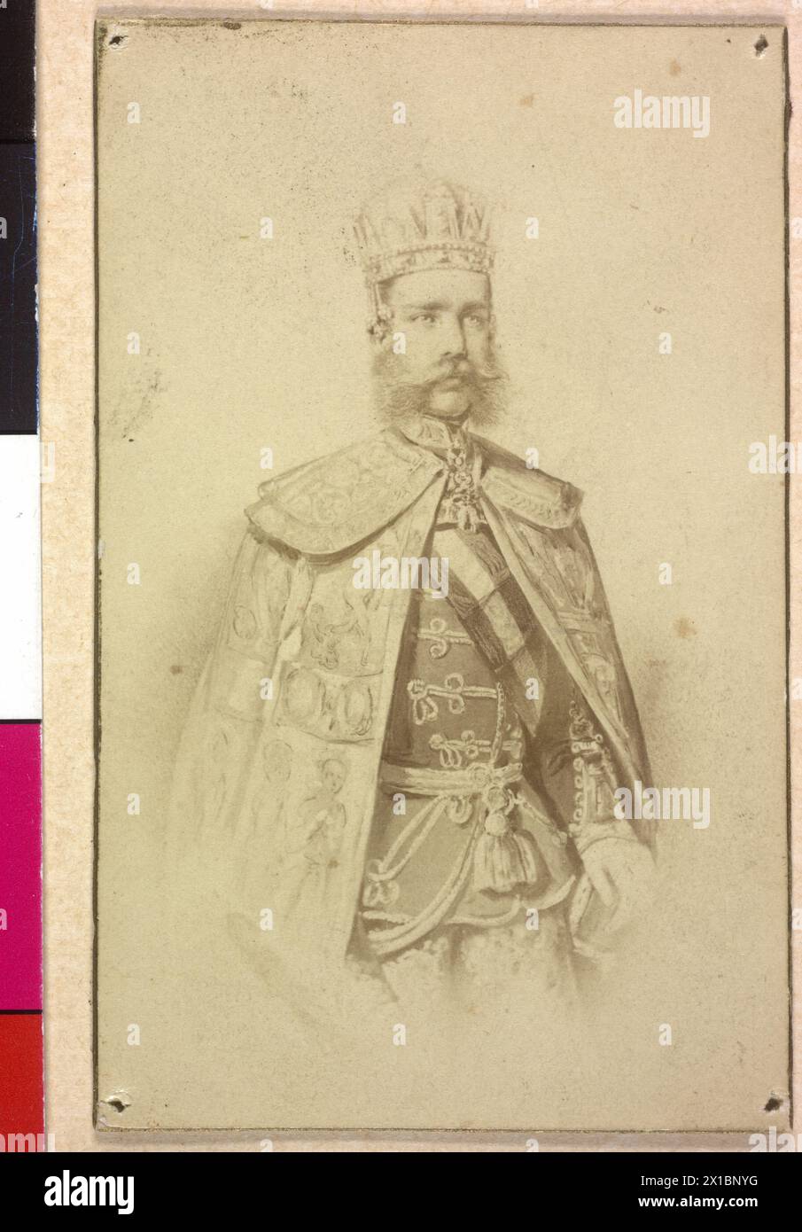 Francesco Giuseppe i, Imperatore d'Austria, foto in costume fantasy delle vesti dell'incoronazione ungherese, una tuta di costume nazionale ungherese, mantello dell'incoronazione e riproduzione fotografica della Sacra Corona d'Ungheria basata su un modello grafico, - 18670101 PD1126 - Rechteinfo: Rights Managed (RM) Foto Stock
