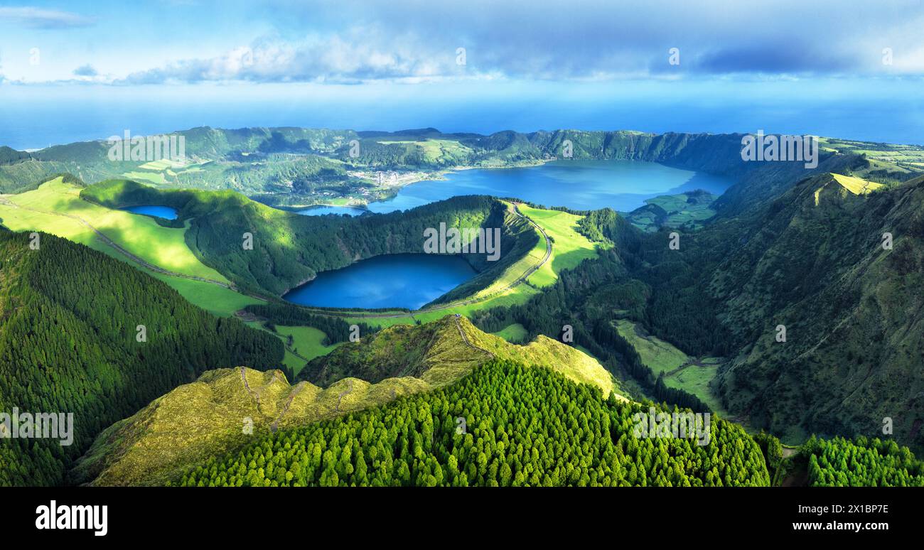 Bellissimo lago di Sete Cidades dal drone, Azzorre, Portogallo Europa Foto Stock