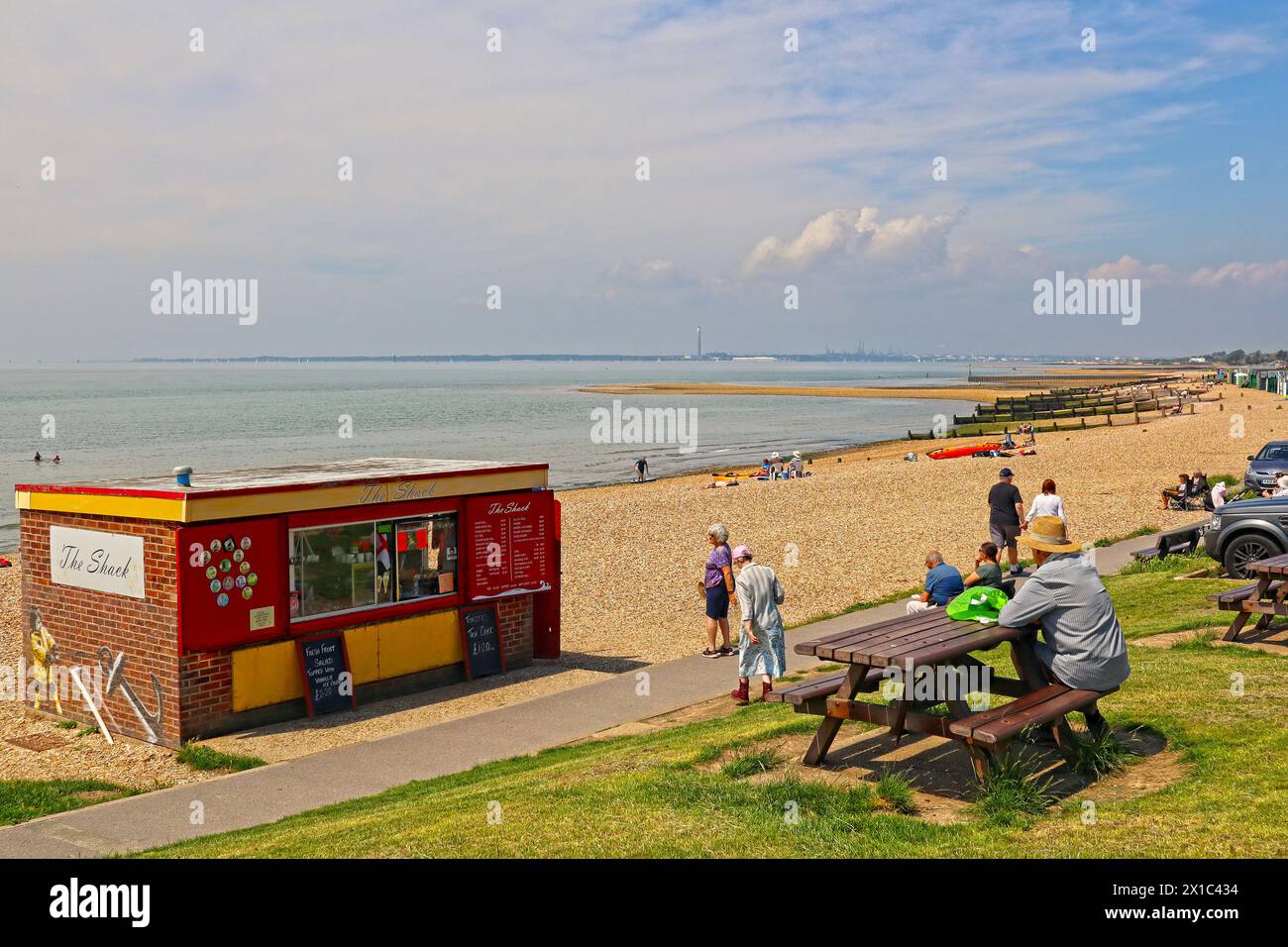 The Shack' e parcheggio auto a Hill Head Beach, Lee-on-the-Solent, Fareham Hampshire Regno Unito Foto Stock