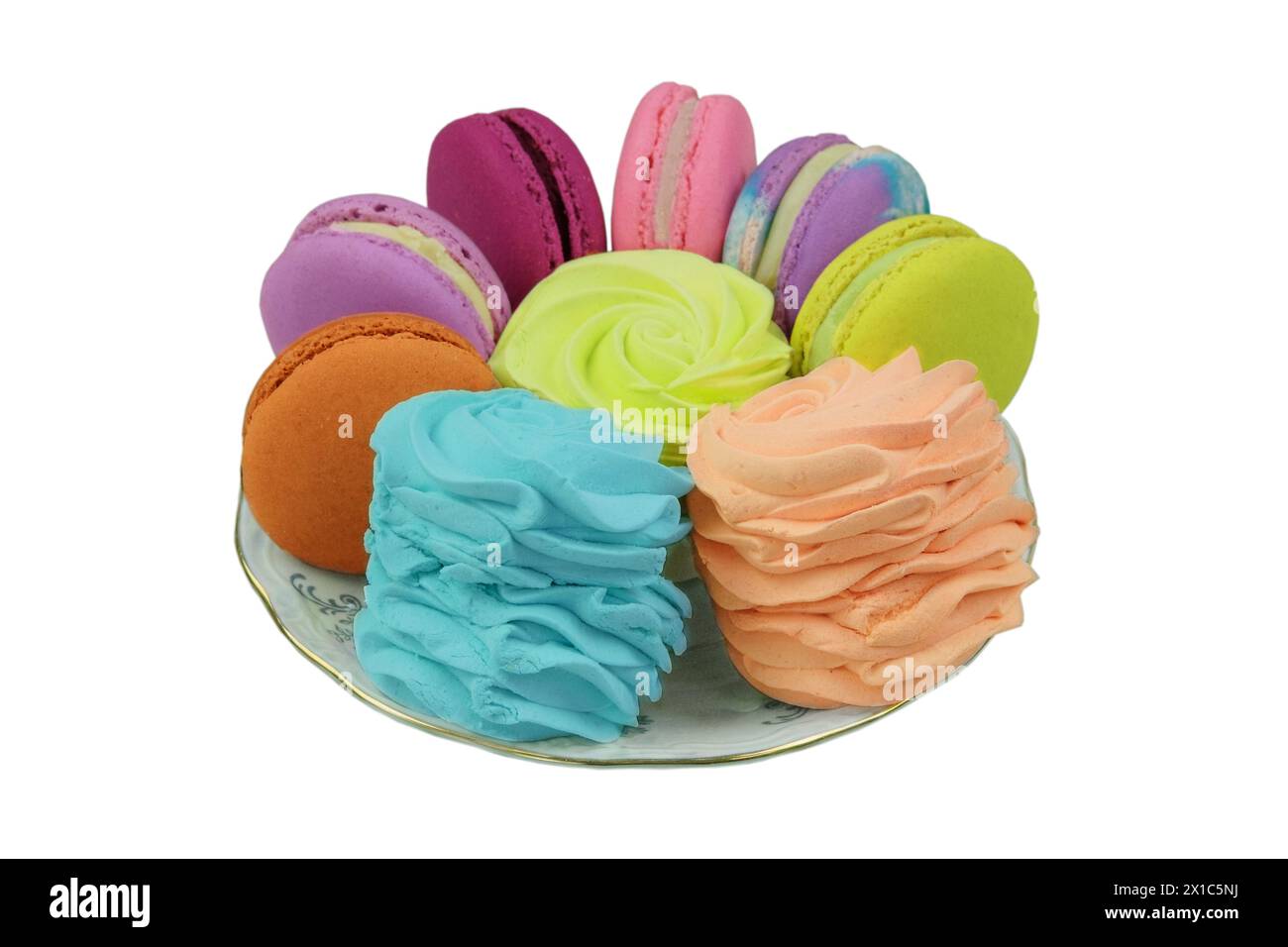 Dessert. Dolci tradizionali colorati su un piatto per le vacanze. Macaron, marshmallow e zephyrs isolati su sfondo bianco. Foto Stock