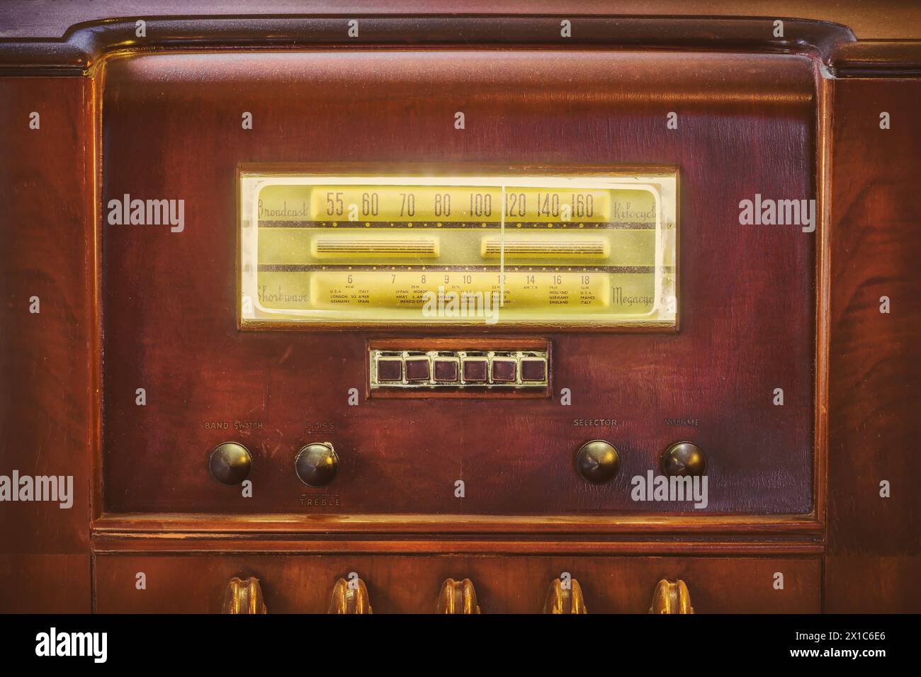 Radio a tubo in legno degli inizi del XX secolo con display illuminato Foto Stock