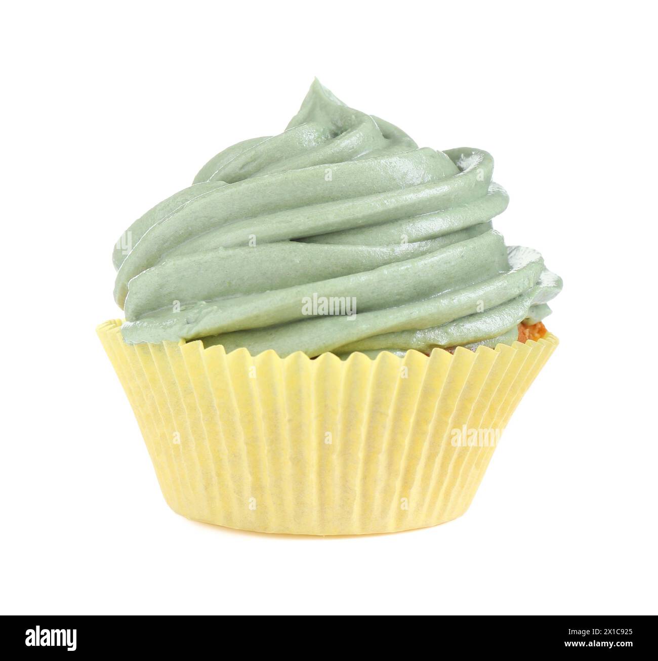 Delizioso cupcake con crema verde isolato su bianco Foto Stock