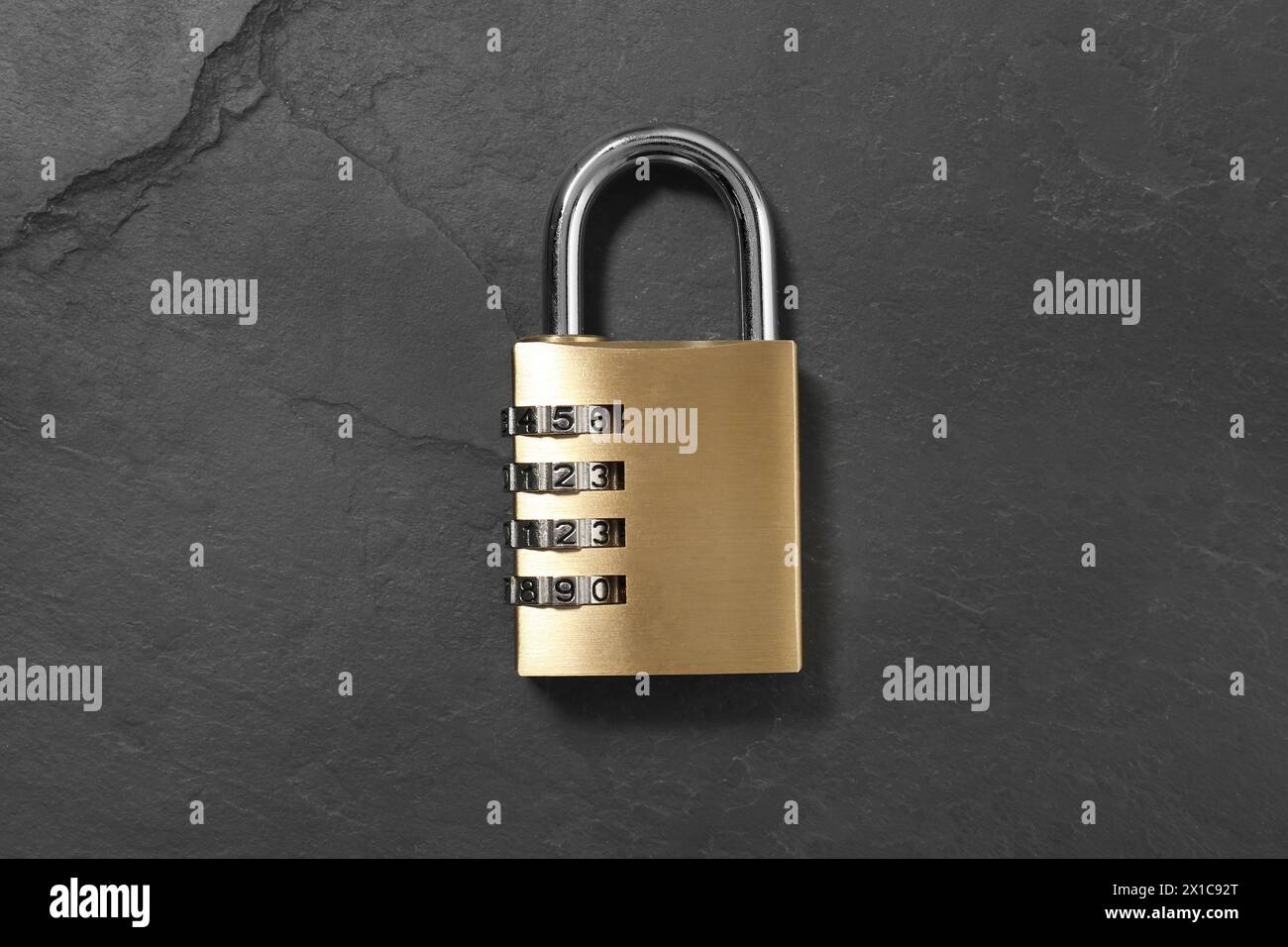 Un lucchetto a combinazione in acciaio sul tavolo nero, vista dall'alto Foto Stock