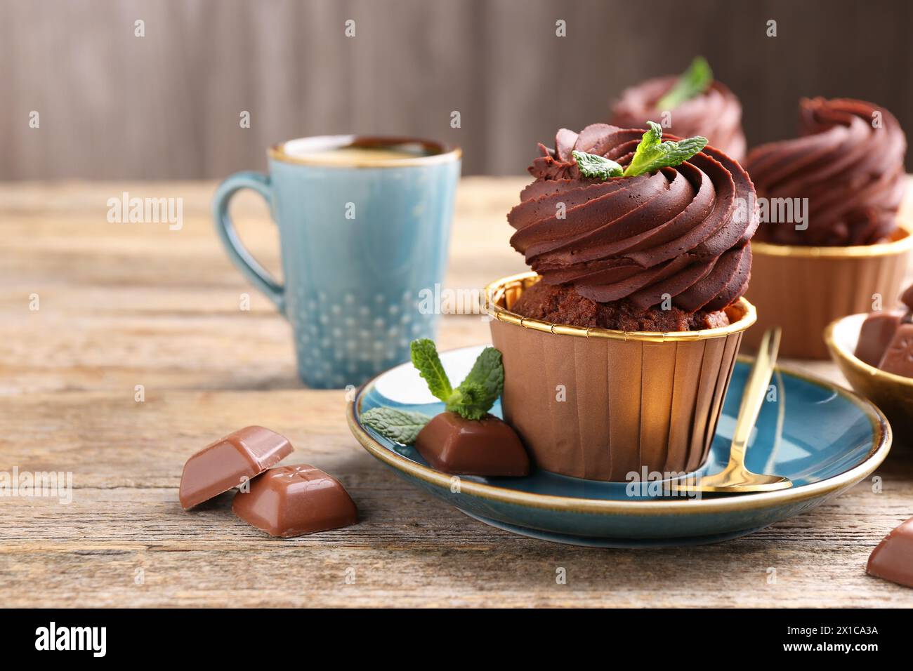 Delizioso cupcake con pezzi di menta e cioccolato su un tavolo di legno Foto Stock