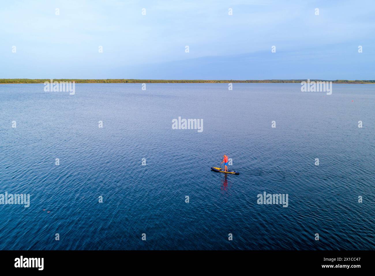 Schwimmende Ferienhaeuser am Graebendorfer vedere DEU/Deutschland/Brandenburg/Laasow, 11.10.2023, Graebendorfer SEE, Ein Freizeitsportler paddelt mit einem Stand-Up-Paddle Board SUP auf dem Graebendorfer SEE. Der Graebendorfer SEE entstand bis 2007 aus dem ehemaligen Braunkohletagebau Graebendorf und ist nach dem gleichnamigen Dorf Gräbendorf benannt, welches einst dem Tagebau weichen musste. Luftaufnahme mit einer Drohne. MR:sì *** Case vacanze galleggianti a Graebendorfer SEE DEU Germania Brandeburgo Laasow, 11 10 2023, Graebendorfer SEE, Un atleta ricreativo pagaie con Stand Up Paddle Boa Foto Stock