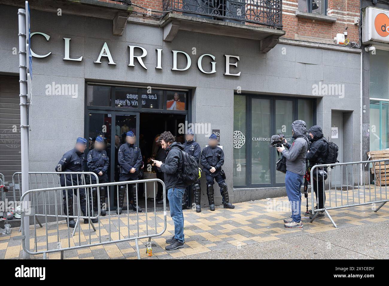 Bruxelles, Belgio. 16 aprile 2024. A nessuno è permesso entrare nell'edificio, la polizia blocca l'ingresso alla Conferenza Nazionale del conservatorismo NatCon, presso il Claridge, a Sint-Joost-ten-Node/ Saint-Josse-ten-Noode, Bruxelles, martedì 16 aprile 2024. BELGA PHOTO JAMES ARTHUR GEKIERE credito: Belga News Agency/Alamy Live News Foto Stock