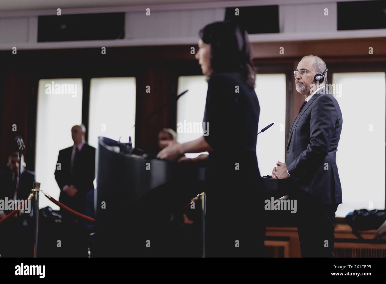 L-R Annalena Baerbock Buendnis 90/Die Gruenen, Bundesaussenministerin, und Ayman Safadi, Aussenminister von Jordanien, sprechen zu den Medien nach einem gemeinsamen Gespraech a Berlino, 16.04.2024. / Fotografiert im Auftrag des Auswaertigen Amtes. Berlin Deutschland *** L R Annalena Baerbock Buendnis 90 Die Gruenen , Ministro federale degli Esteri, e Ayman Safadi, Ministro degli Esteri della Giordania, parlano ai media dopo una riunione congiunta a Berlino, 16 04 2024 fotografata a nome del Ministero federale degli Esteri di Berlino Germania Copyright: xFlorianxGaertnerxAAxphotothek.dex Foto Stock