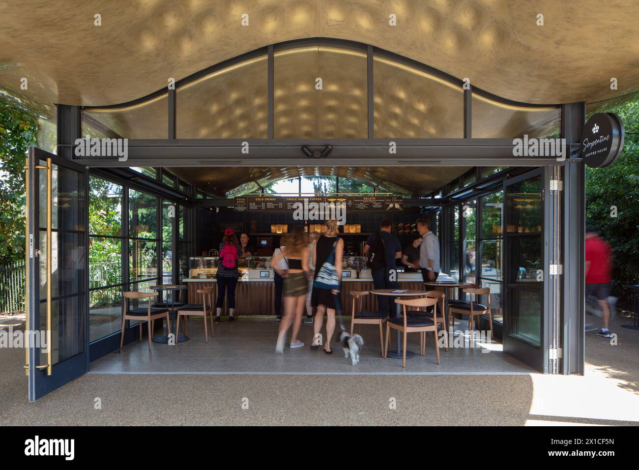 Interno del chiosco del caffè con i clienti. The Serpentine Coffee House, Londra, Regno Unito. Architetto: Mizzie Studio, 2019. Foto Stock